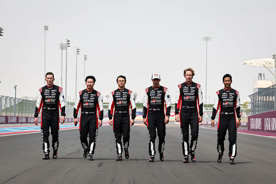 (圖上)車手由左至右為:Mike Conway 、小林可夢偉 、Nyck de Vries、Sébastien Buemi、Brendon Hartley以及平川亮