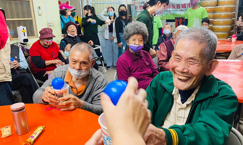 傳愛背包志工與年長民眾同樂