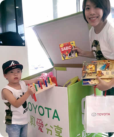 顧客及車主帶小朋友前來捐贈玩具