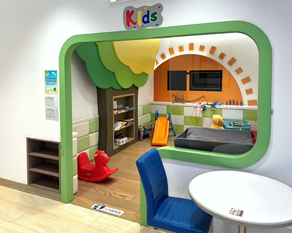 顧客及車主帶小朋友前來捐贈玩具