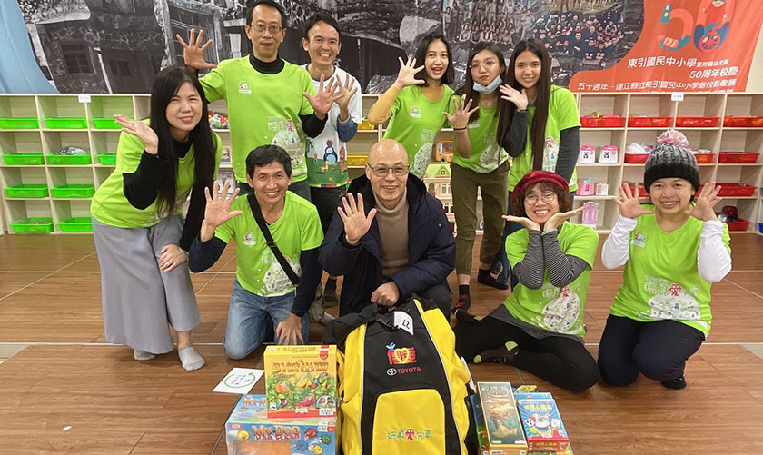 傳愛背包志工們，分類玩具