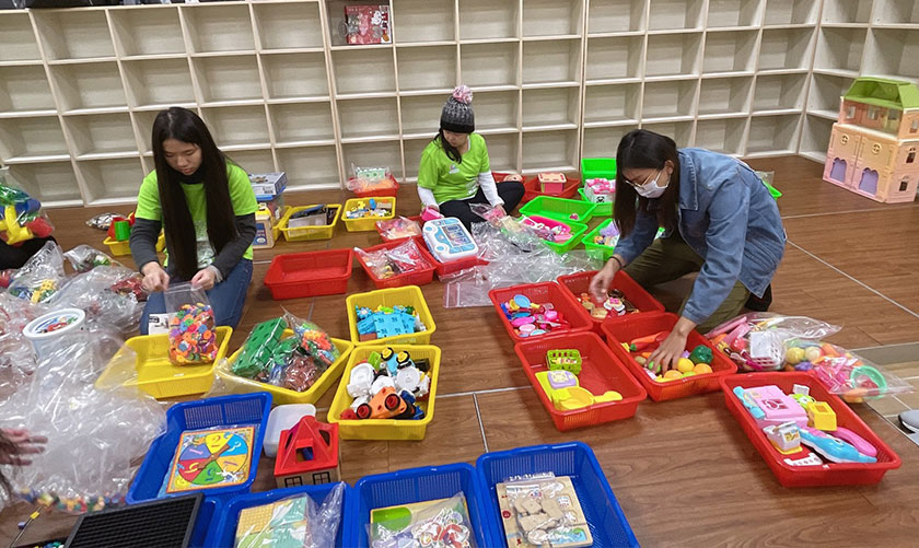 傳愛背包志工團隊，工作側拍照片