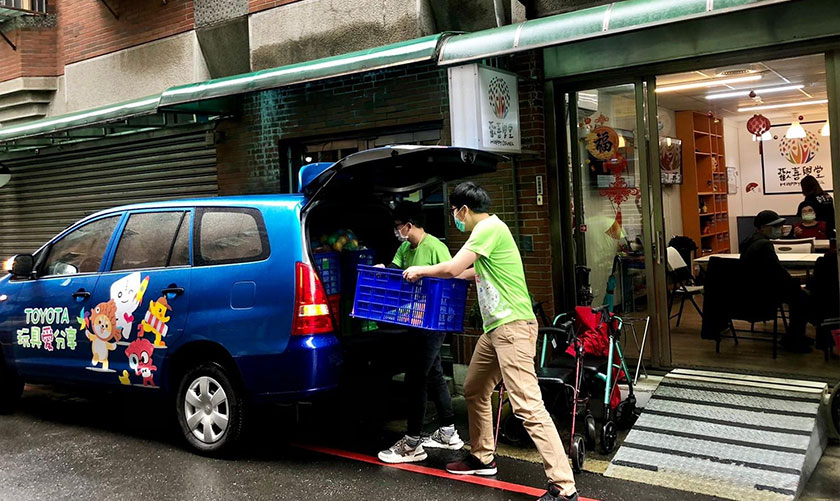 志工整理並協助搬運愛心玩具