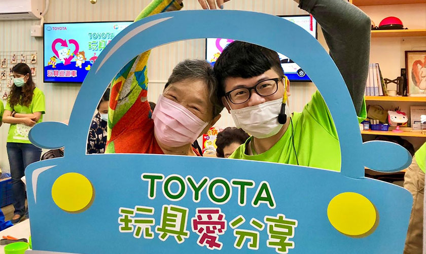 志工與年長民眾一同合照