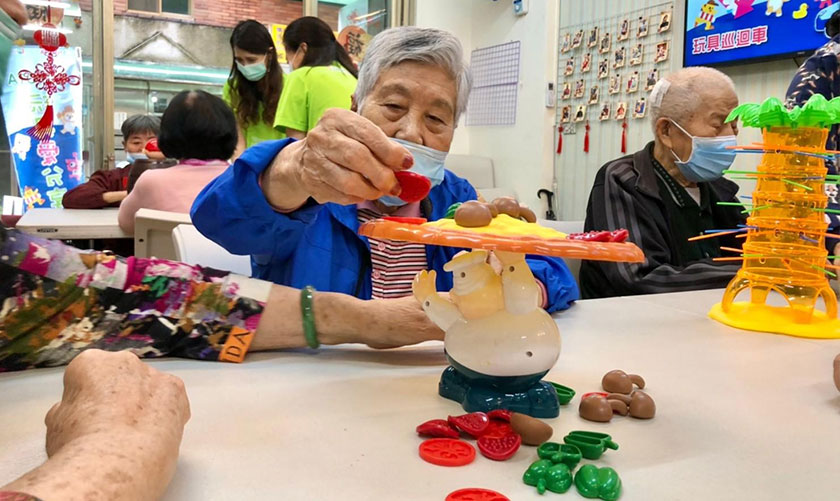 傳愛背包志工團隊與年長者一同遊玩愛心玩具