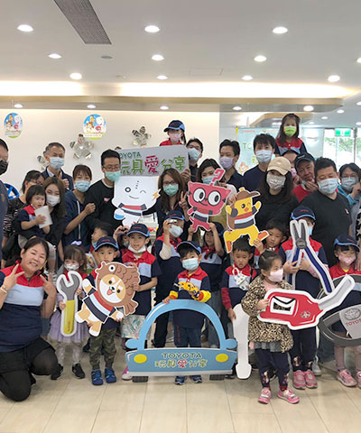 老師指導小小技師組裝玩具車