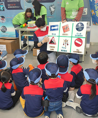 小小技師領取結業證書