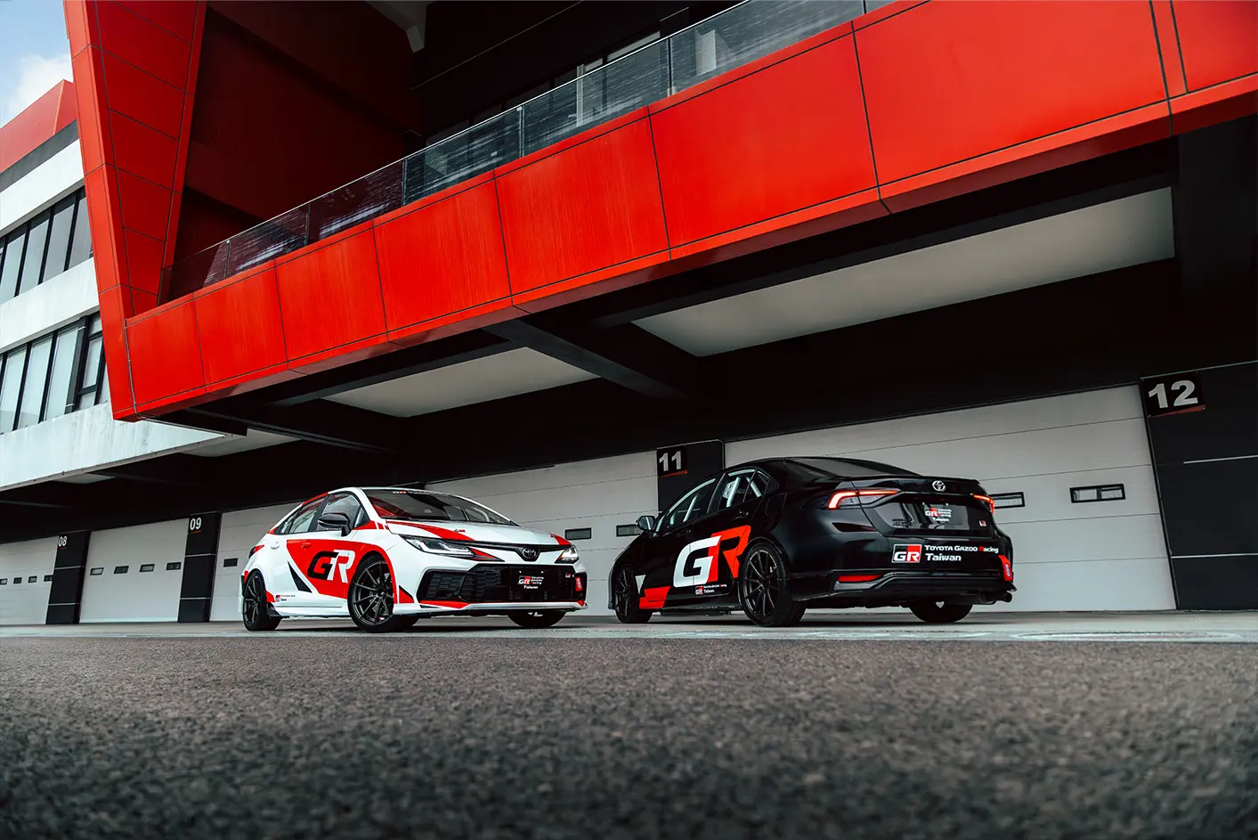 黑白雙色的統規賽車