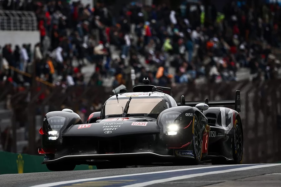 取得前排起跑的兩輛GR010 HYBRID在決賽一開始就主導了整場賽事。(中前)