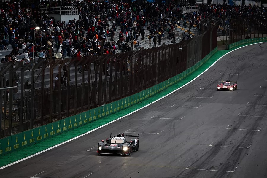 取得前排起跑的兩輛GR010 HYBRID在決賽一開始就主導了整場賽事。(中前)