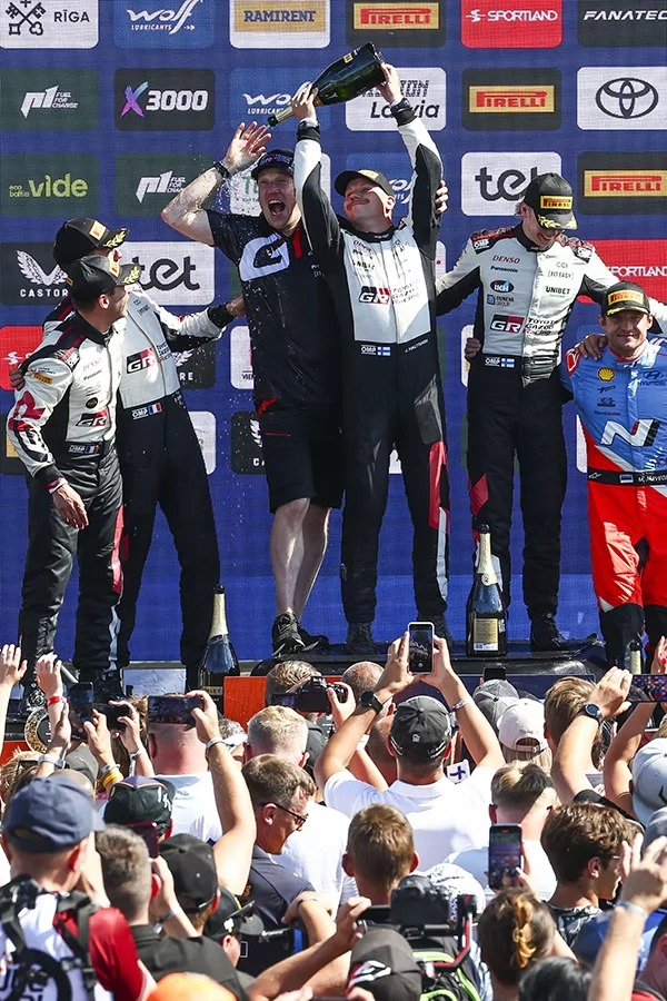 Ogier 與副駕駛 Vincent Landais (左二)、Kalle Rovanperä 與副駕駛Jonne Halttunen(中二)。