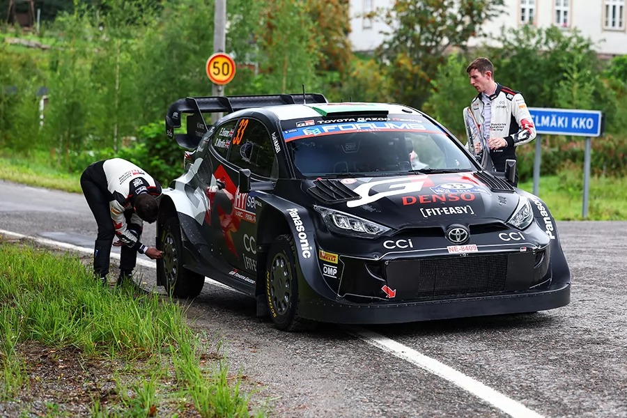 Elfyn Evans則碰上車輛損壞的麻煩，維修後將在周日重新回到比賽。