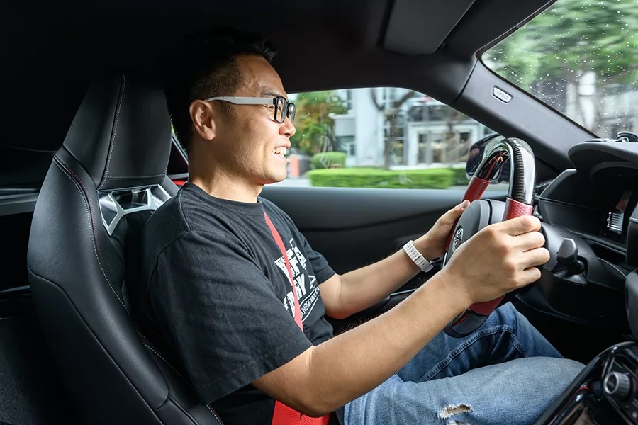 看看亦甫哥開車的表情就知道，相當滿意。