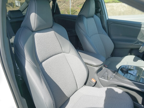 豪華皮質寬敞座椅設計