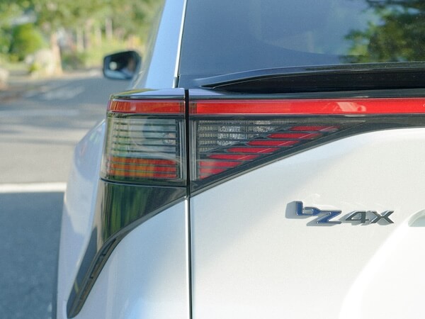 極線科技光條式尾燈